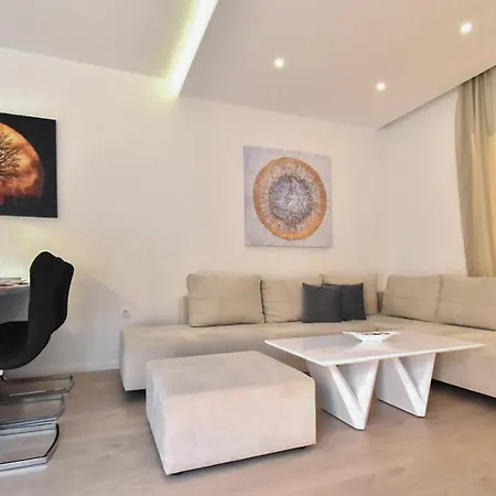 3 Bedroom Awesome In Semesterbostad Makarska