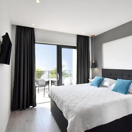 3 Bedroom Awesome In *