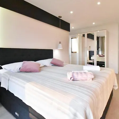 3 Bedroom Awesome In Prázdninový dům Makarská